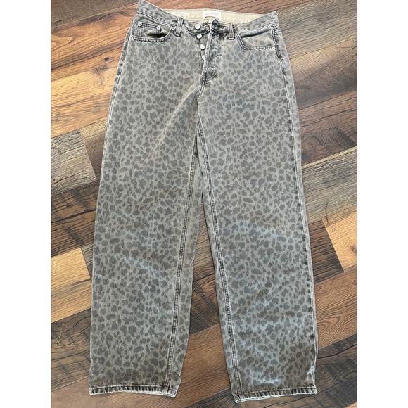 Universal Thread Denim - Universal Thread Grey Leopard Print Mid Rise 90s Baggy Jeans Size 6 Button Fly